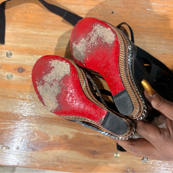 Christian Louboutin - Picture 8 of 10